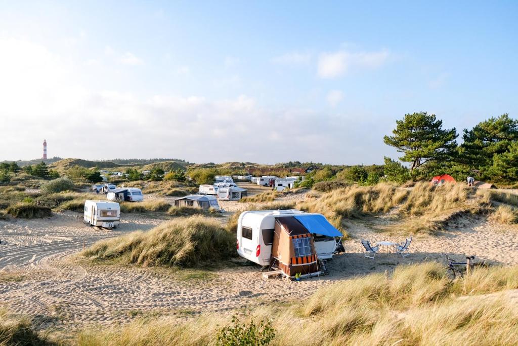 维滕Dünencamping Amrum的一群人停在海滩上