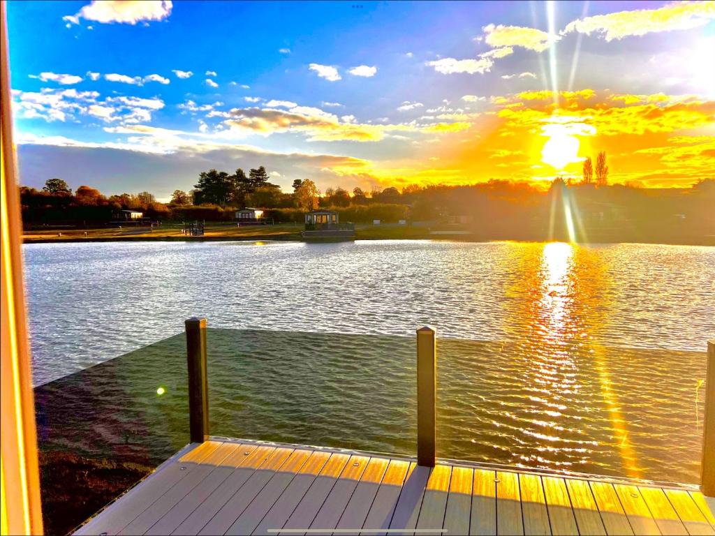 劳斯Brackenborough Lakes Resort的享有湖景和阳光环境