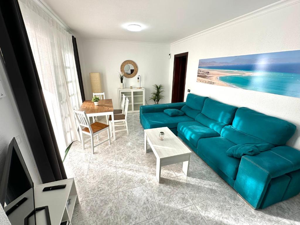 科斯塔卡玛Santa Úrsula 21的客厅配有蓝色的沙发和桌子