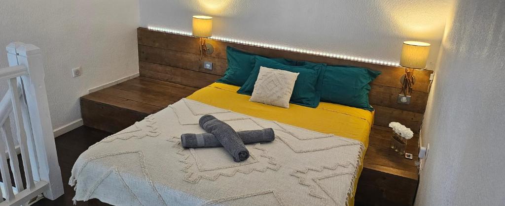 圣弗朗索瓦Marina golf的一间卧室配有一张带木制床头板的床