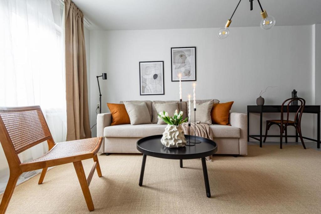 斯德哥尔摩Stylish Studio Haven Ideal for Four Guests的客厅配有沙发和桌子
