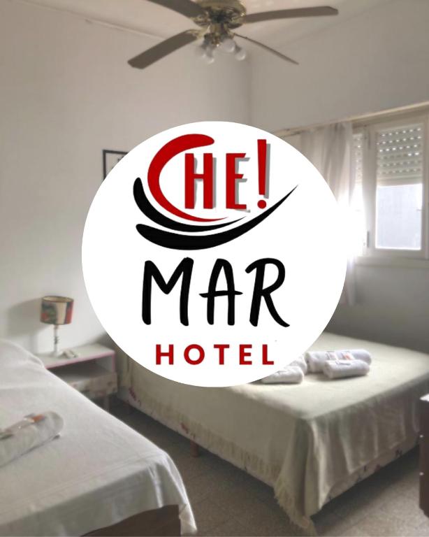 内科切阿Hotel CheMar的标牌上写着母马酒店,设有两张床