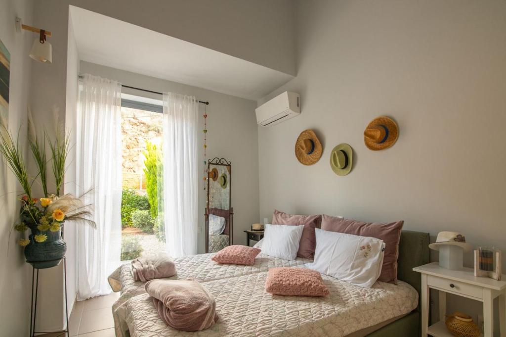 AegenitissaLa Casa Del Sol Villa的卧室配有带枕头的床铺和窗户。