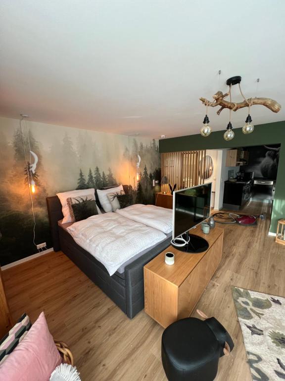 巴登-巴登City Apartment Baden-Baden的一间卧室设有一张床和一间客厅。
