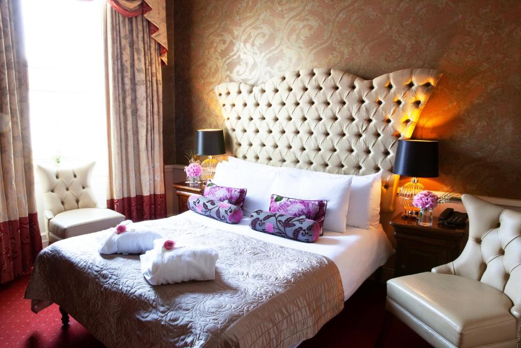 穆林加尔马林加格雷维尔武器酒店的酒店客房,配有带两条毛巾的床