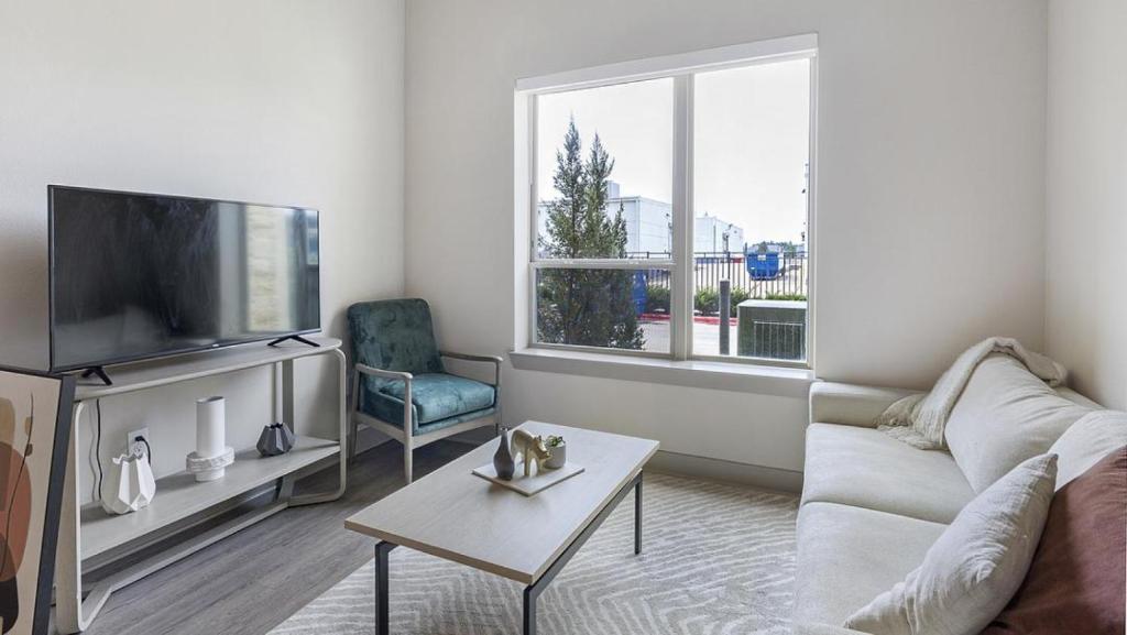 普莱诺Landing - Modern Apartment with Amazing Amenities (ID5020X49)的带沙发和电视的客厅