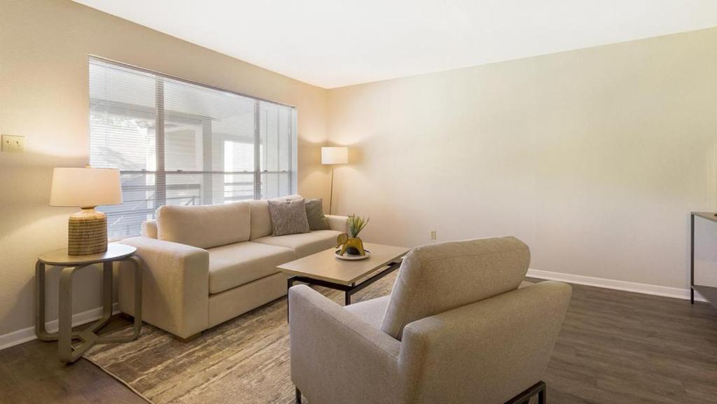 休斯顿Landing - Modern Apartment with Amazing Amenities (ID9254X75)的客厅配有沙发和两把椅子