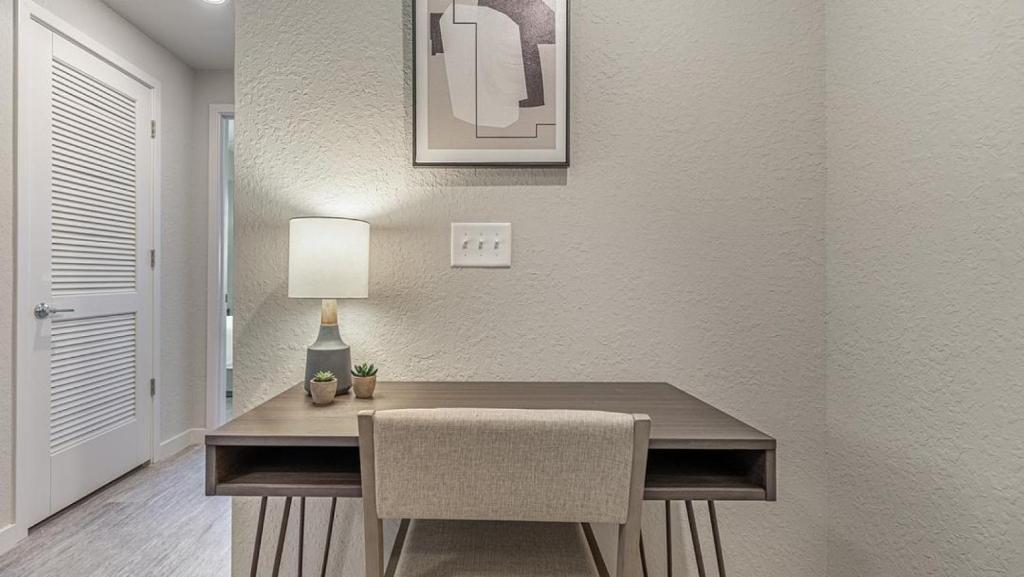 Fort Myers VillasLanding - Modern Apartment with Amazing Amenities (ID8094X55)的餐桌、椅子和台灯