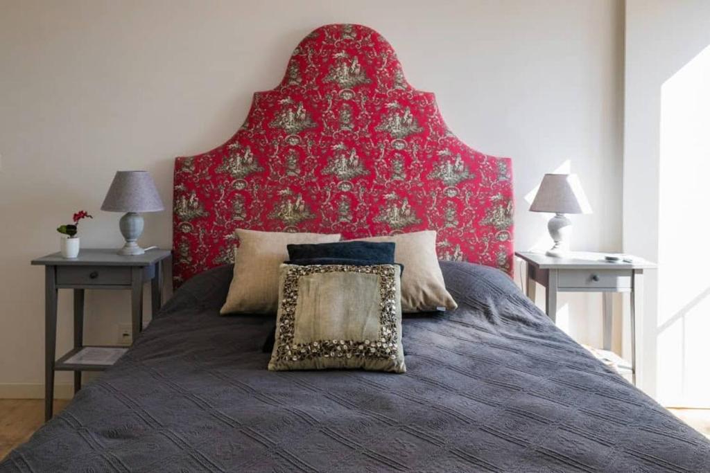 里斯本里斯本丁斯酒店的一间卧室配有一张大床和红色床头板