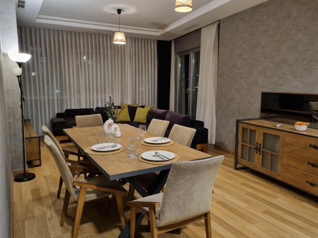 伊斯坦布尔Maslak inn的客厅配有餐桌和椅子