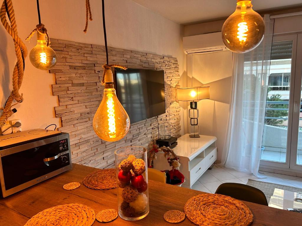 胡安莱潘LaMer的厨房配有木桌,上面有灯