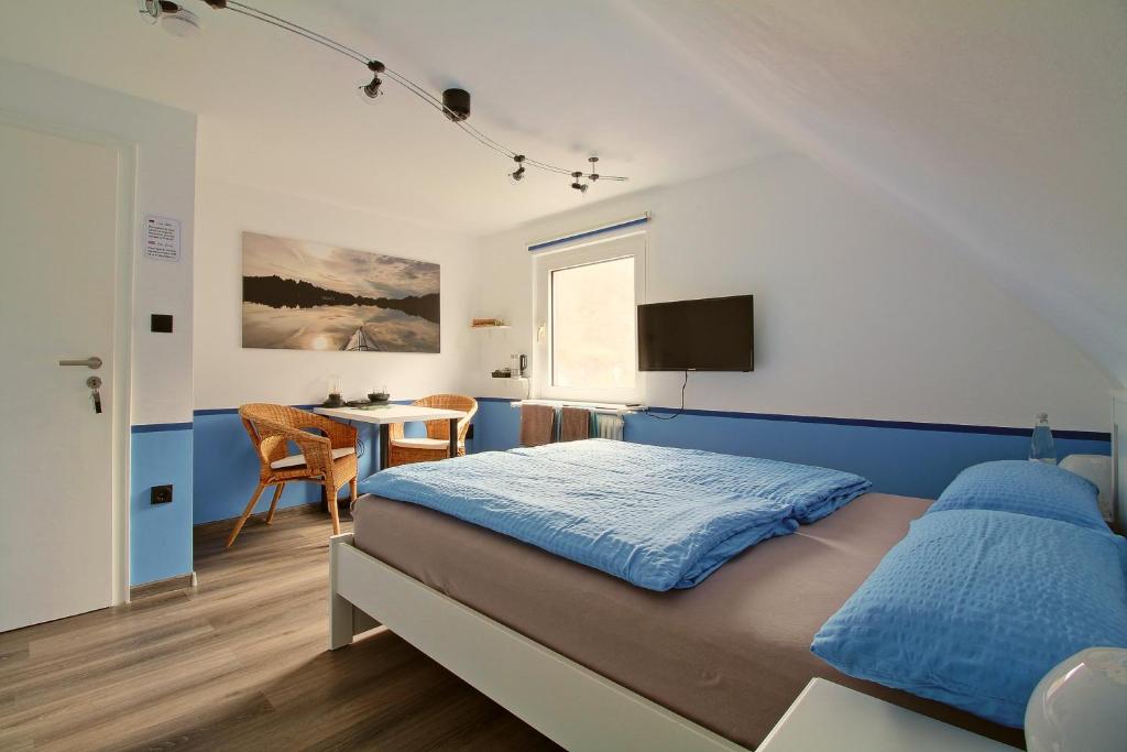 施莱登Toms Gästehaus的一间卧室设有一张床和一间用餐室