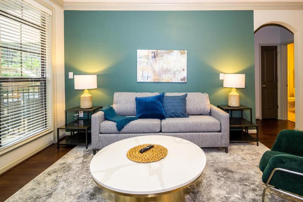 亚特兰大Landing - Modern Apartment with Amazing Amenities (ID3752)的客厅配有沙发和桌子