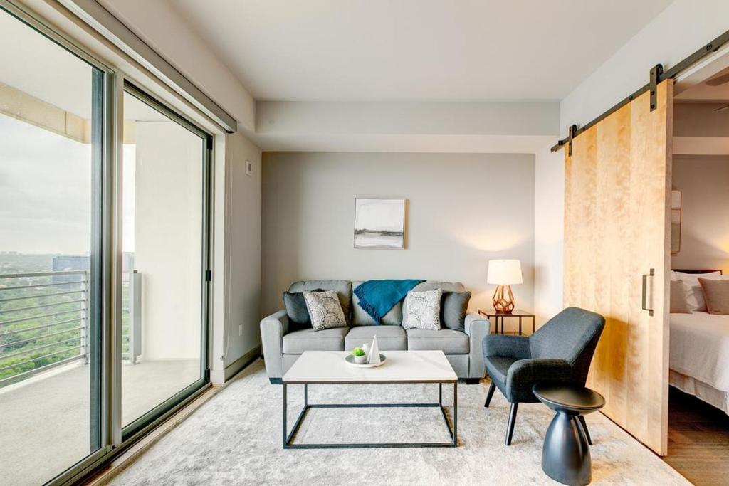 达拉斯Landing - Modern Apartment with Amazing Amenities (ID4772X11)的客厅配有沙发和桌子