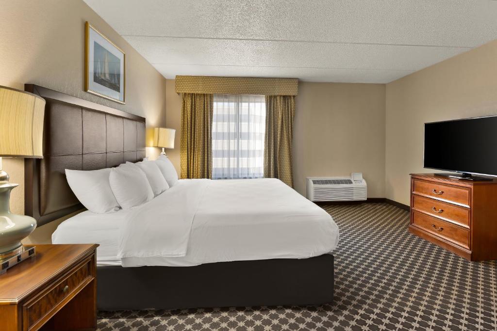北奥姆斯特德Hotel RL Cleveland Airport West的配有一张床和一台平面电视的酒店客房