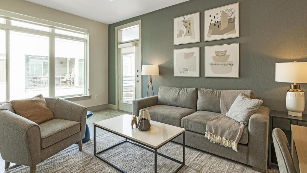 圣安东尼奥Landing - Modern Apartment with Amazing Amenities (ID9880X69)的客厅配有沙发和桌子