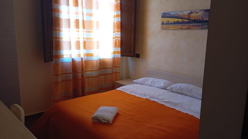 雷焦卡拉布里亚T'Addormento的一间卧室配有一张床,上面有两条毛巾
