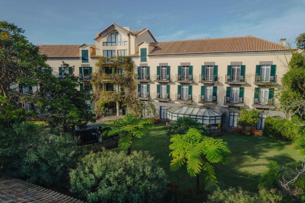 丰沙尔金塔达贝拉维斯塔酒店的享有大建筑的空中景致,设有庭院