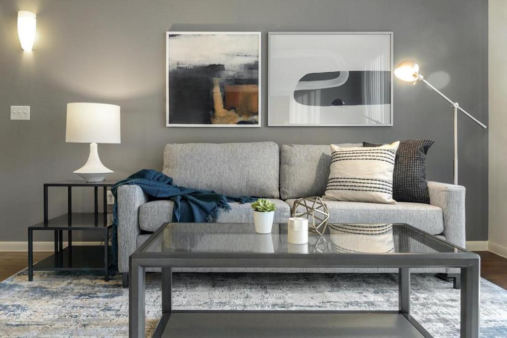 富兰克林Landing - Modern Apartment with Amazing Amenities (ID1372X711)的带沙发和咖啡桌的客厅