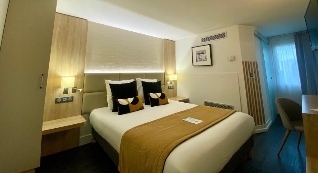 博讷博纳基里亚德酒店的酒店客房配有一张带枕头的大床
