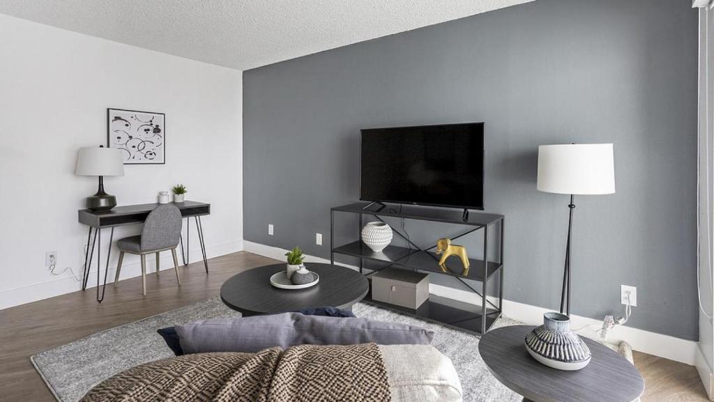雷东多海滩Landing - Modern Apartment with Amazing Amenities (ID7827X62)的带沙发和平面电视的客厅