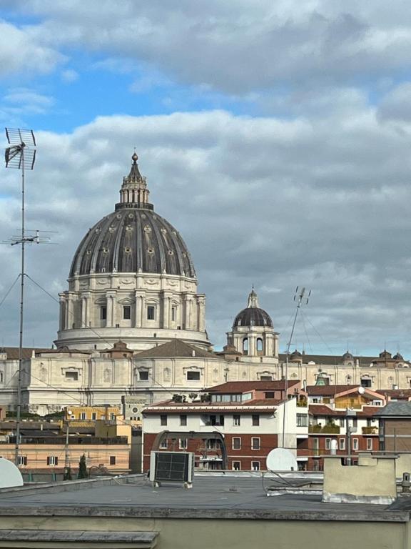 罗马圣彼得度假屋的一座大型建筑,上面有一个圆顶