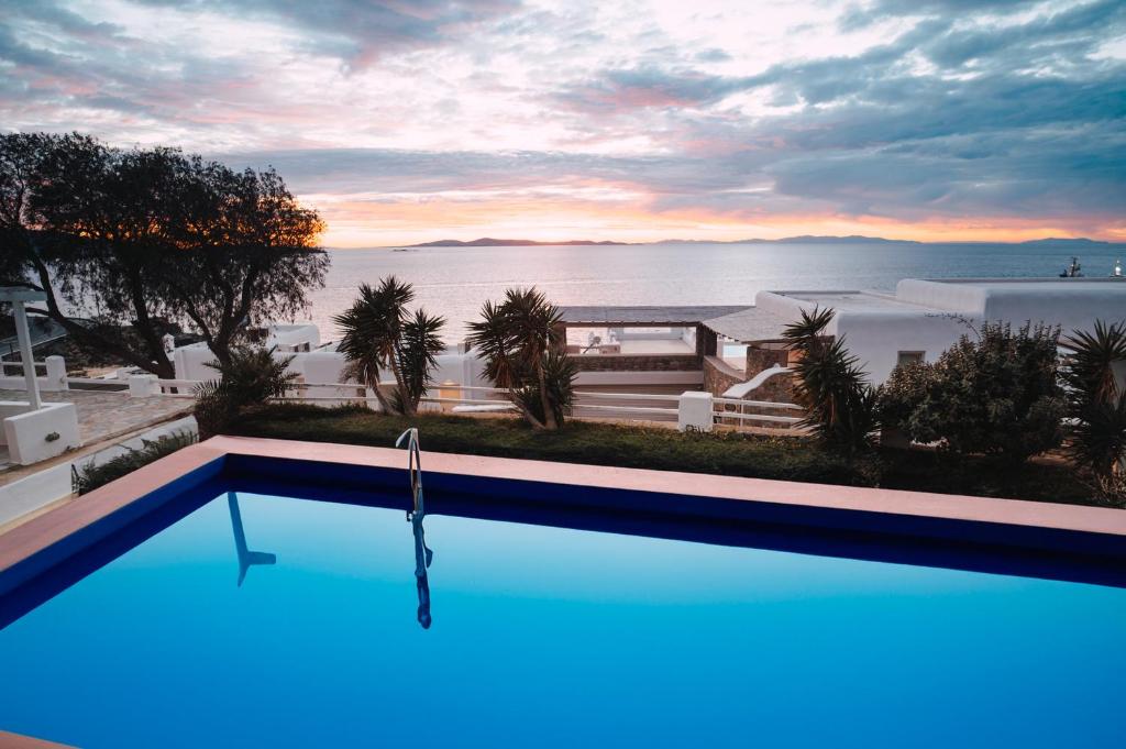 图罗斯With-inn Mykonos Suites的海景游泳池
