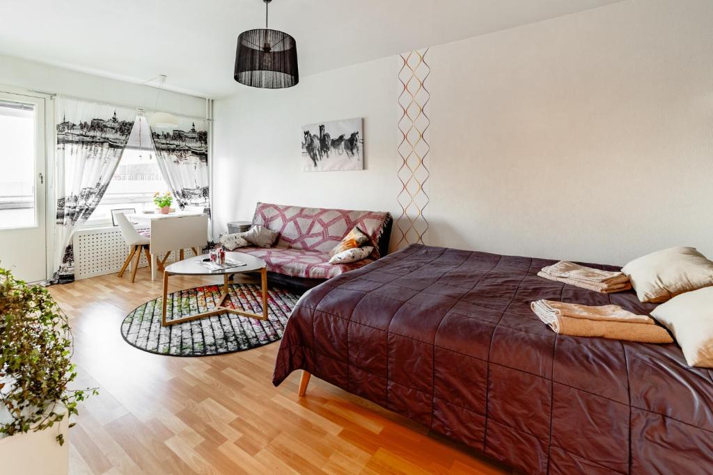 波里Central Studio Apartment的一间卧室配有一张床和一张沙发