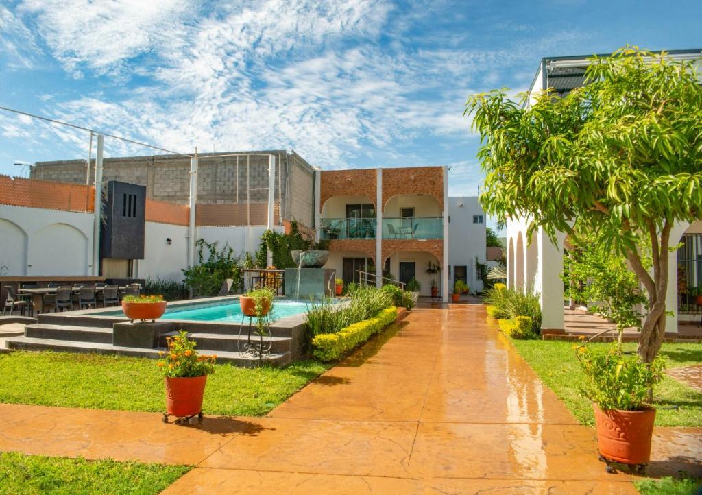 TopolobampoFINCA LUZ DEL MAR的享有带游泳池的建筑的外部景色