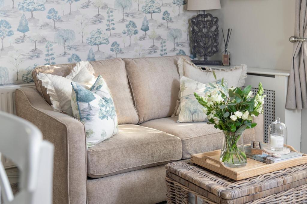 彭里斯Brunswick Cottage的客厅配有沙发和带花瓶的桌子
