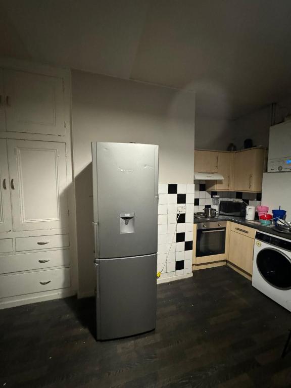 哈德斯菲尔德Huddersfield house的厨房配有不锈钢冰箱
