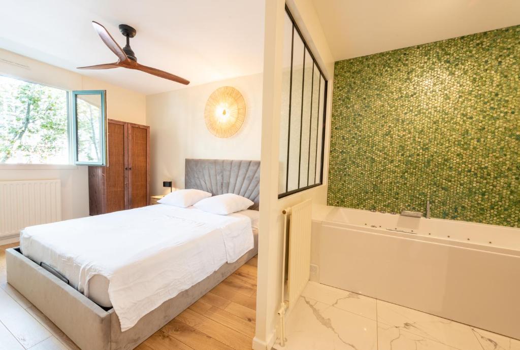 维勒班LuxeZen - SPA的一间卧室配有一张床和浴缸