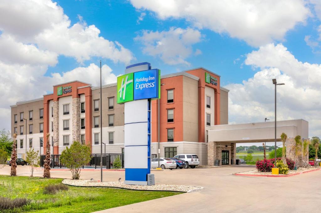 希尔斯伯勒Holiday Inn Express Hillsboro I-35, an IHG Hotel的建筑前有标志的酒店