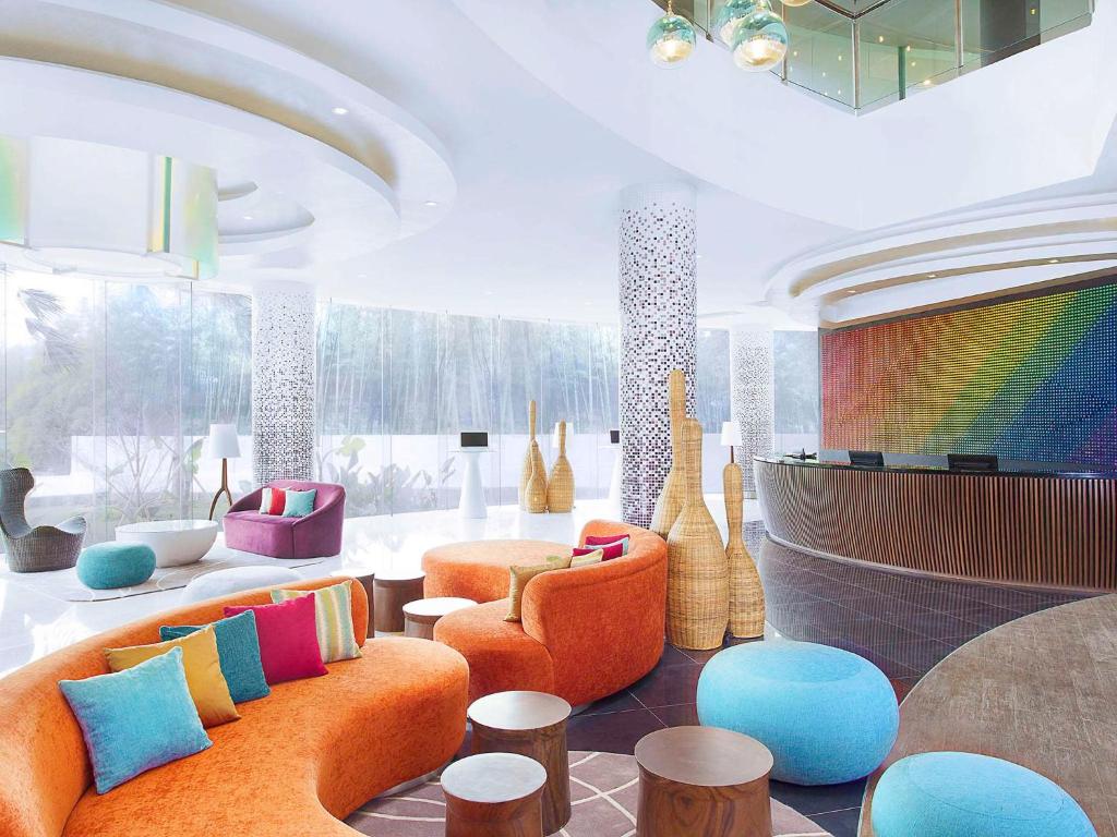 当格浪宜必思风格雅加达机场酒店的客厅配有色彩缤纷的家具和钢琴