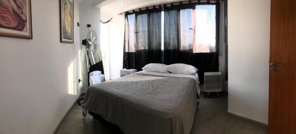 拉普拉塔Habitación privada, La Plata的一间小卧室,配有一张带窗户的床