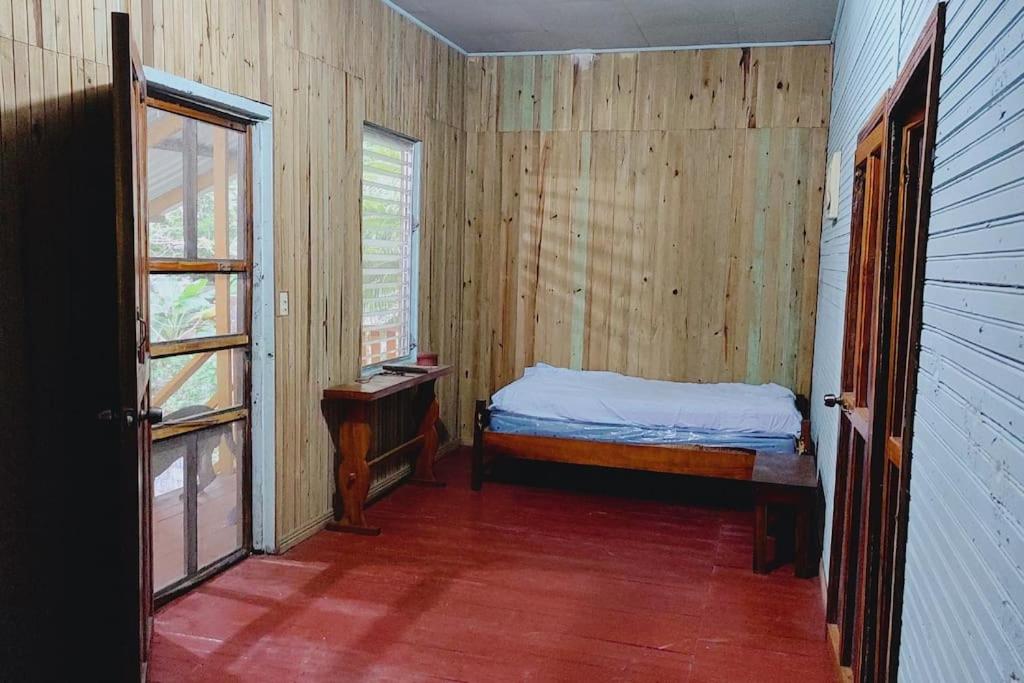 奥莫阿Perla del rio tulian的一间小卧室,配有床和窗户