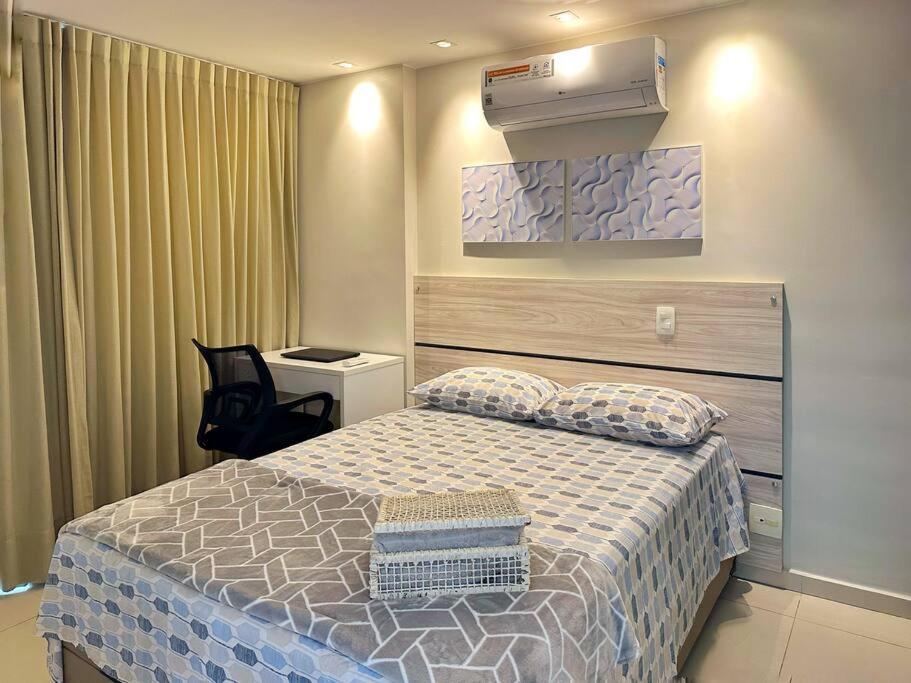 巴西利亚Maravilhoso Apartamento em Brasília DF的卧室配有一张床和空调