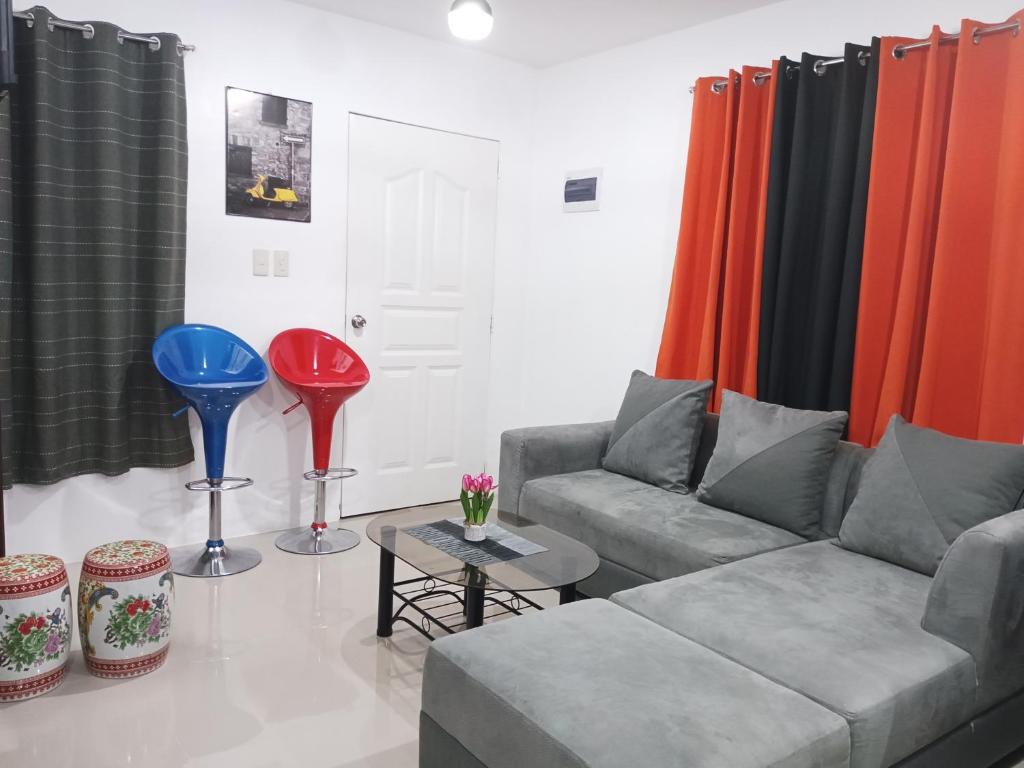 帕加迪安Pagadian Staycation in Camella 2的客厅配有沙发和桌子