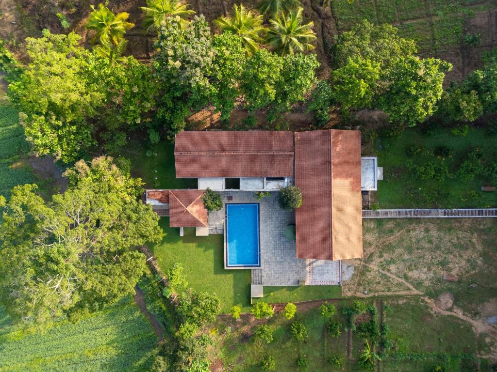 丹不拉Villa Mankani的享有带游泳池的房屋的顶部景致