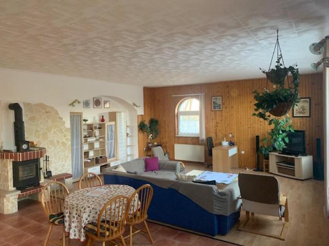 埃尔德Érd - Csendes, kényelmes családi ház的客厅配有床和桌椅