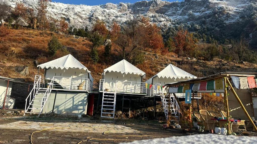 SariSari Highlands的山前的白色帐篷