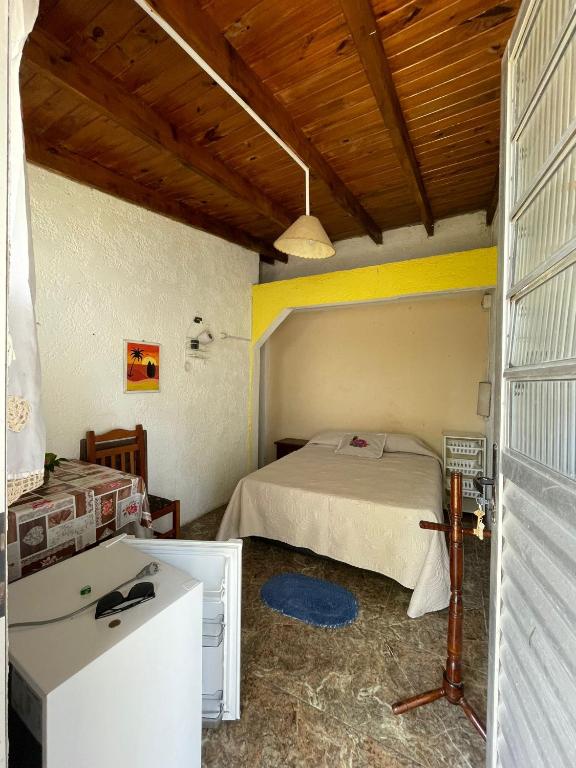 楚伊Luna Nueva Alojamiento en Chuy的一间卧室配有一张床和一张书桌