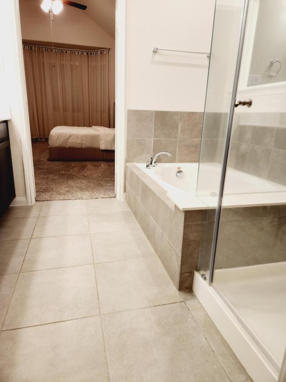 密苏里城Shella Home的带淋浴、浴缸和盥洗盆的浴室
