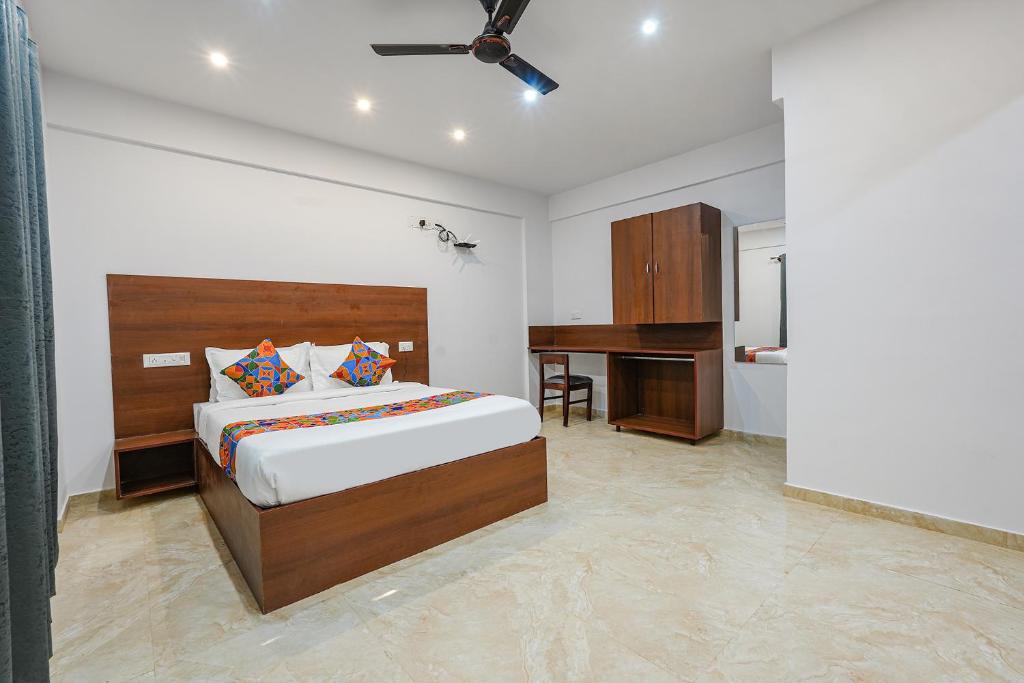 班加罗尔FabHotel Tree Suites的一间卧室配有一张床和一张书桌