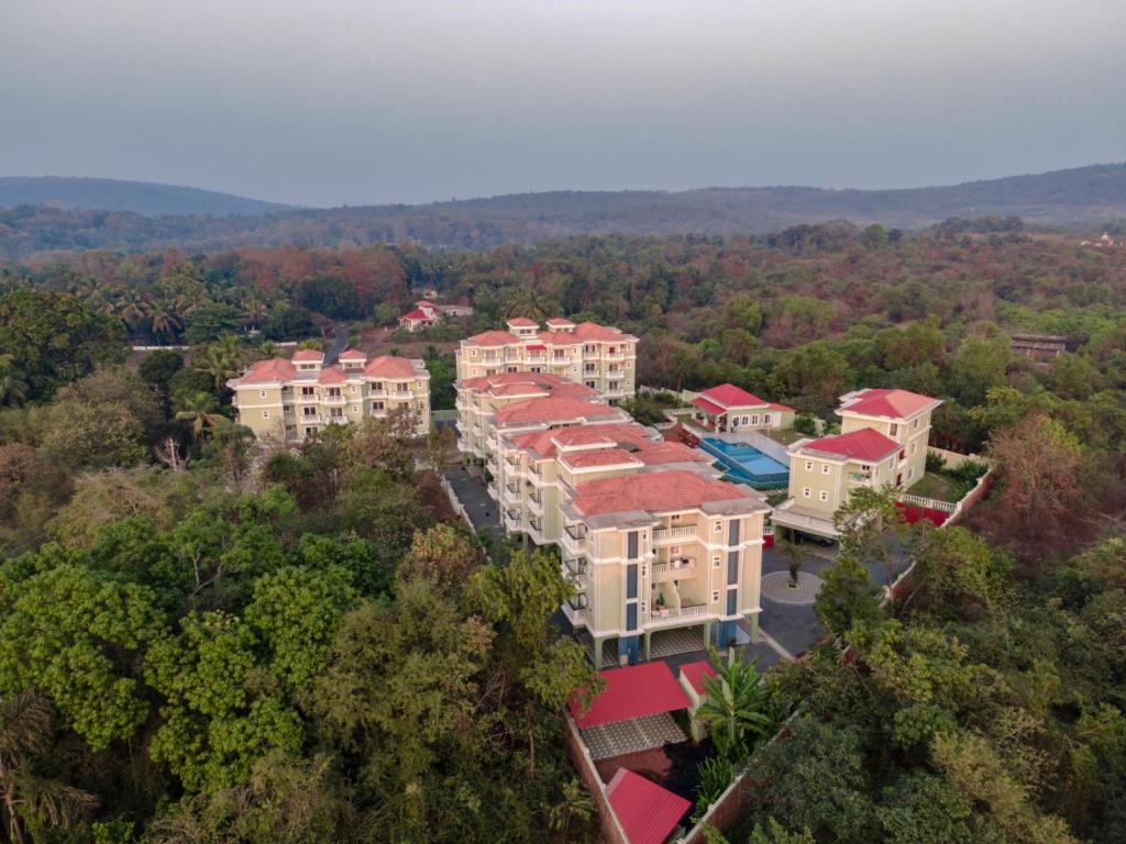 RevoraB&F Meadows - Your Premier Apartment Hotel的树林中度假胜地的空中景观