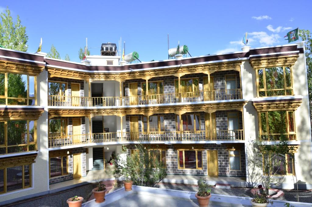 列城Hotel Lhalingkha的公寓大楼设有许多窗户