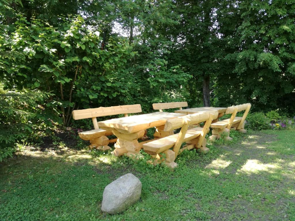 Jõesuu玫瑰河别墅酒店的草木桌子和长椅