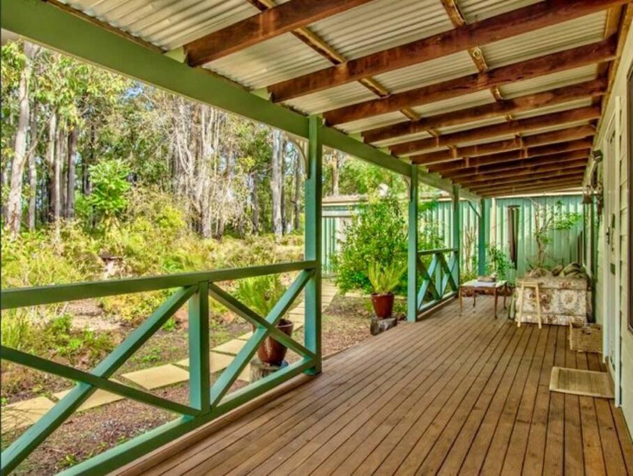 德韦灵阿普Begonia Cottage的木制门廊,带遮阳篷和木制天花板