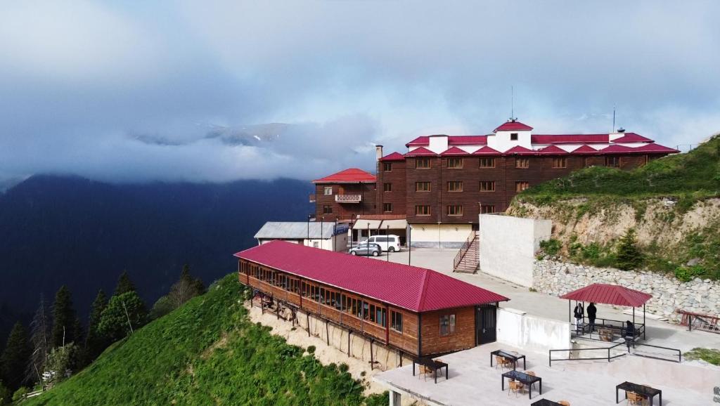ÇaykaraLahza Hills Resort的山边的建筑,享有风景