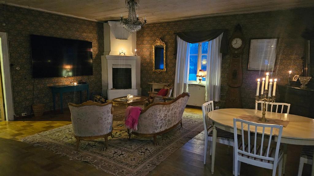 吕勒奥Ralph Lundstengården (Farmhouse Lodge)的一间带桌椅的客厅和一间用餐室